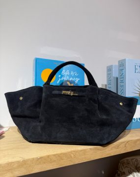Wildledertasche in Schwarz mit goldenem Verschluss